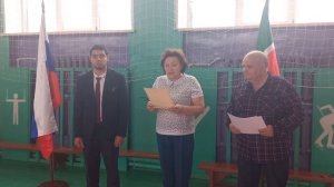 4ая школа г Азнакаево линейка вручение приваловой Кире диплом от управления образования