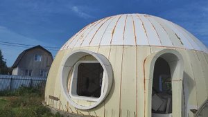 Обзор купольного дома снаружи в процессе строительства