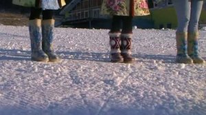 Девушки в валенках от фабрики _Кусиночка_ на горнолыжном комплексе _Евразия_ в г. Куса