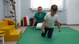 Ходьба с сопротивлением на коленках