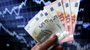 Внебиржевой курс евро поднялся выше 100 рублей