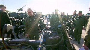 Верховный Главнокомандующий Вооружёнными Силами России осмотрел вооружение, военную и специальную...