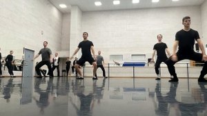 БАТМАН ТАНДЮ-ЖЕТЕ И ФОНДЮ НА СЕРЕДИНЕ ЗАЛА