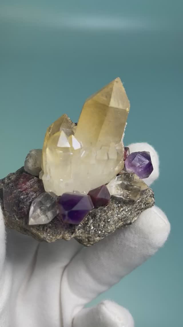 Композиция из кристаллов и камней