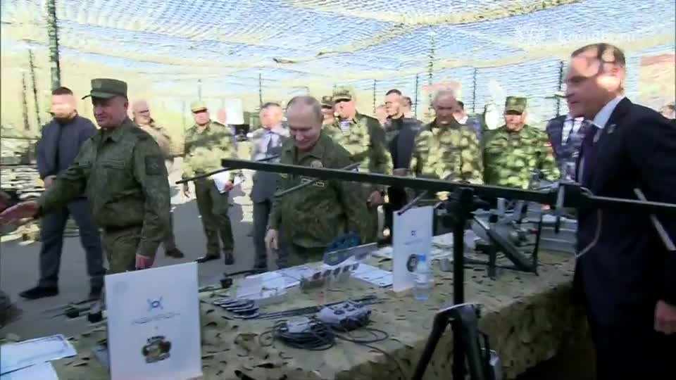 Верховный Главнокомандующий Вооружёнными Силами России осмотрел вооружение, военную и специальную...