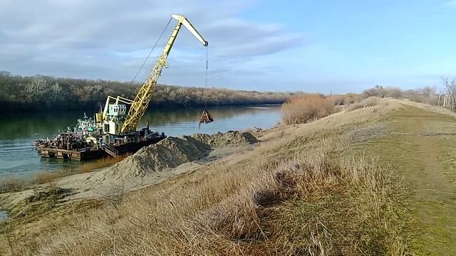 Работа плавучего крана на Днестре