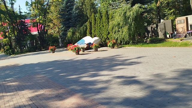 Новодевичье кладбище: могилы Юрия Михайловича Лужкова, Сергея Михалкова, Бориса Николаевича Ельцина, смотреть онлайн
