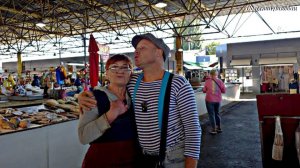 На Привозе шум и гам, ведутся разговорчики. Легендарный рыбный ряд. Ни цены, а ца-ца))