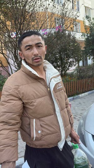В подмосковной Балашихе мигрант с подозрительным видом выслеживал женщин !!!