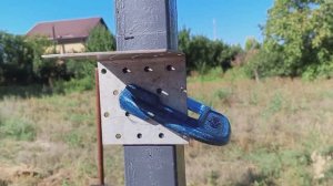 Я один без по мошника прикручиваю поперечные на струбцины к столбам . И привариваю их сваркой .