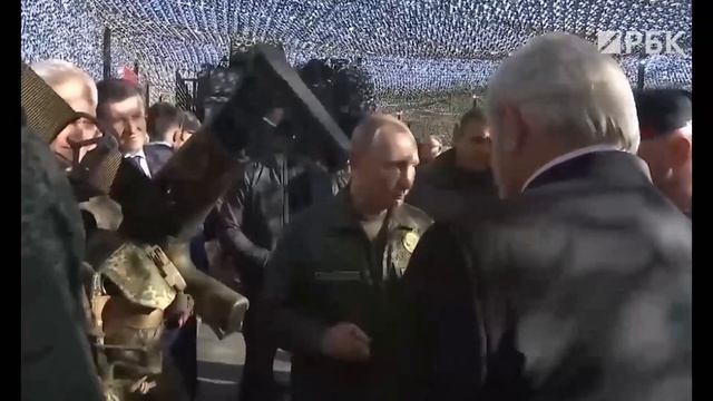 Путин примерил тепловизионные очки 
