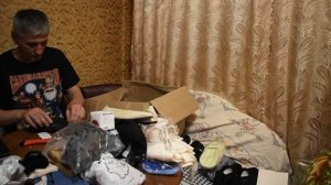 Распаковываем пятую коробку с товаром.