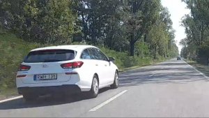 Egy újabb száguldozó, akit a szembejövők sem zavarnak!