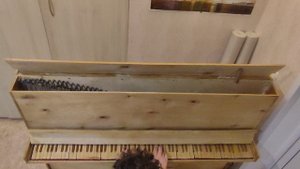 Красивая мелодия на самодельном пианино