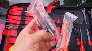 Must-have для автолюбителя: набор для обшивки и клипс.