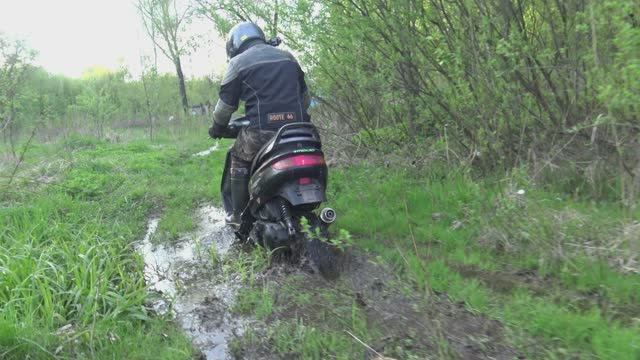 Скутер YAMAHA на гусенице \ проверяем на внедорожье