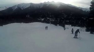 Спуск на лыжах по синей трассе Архыз-парка