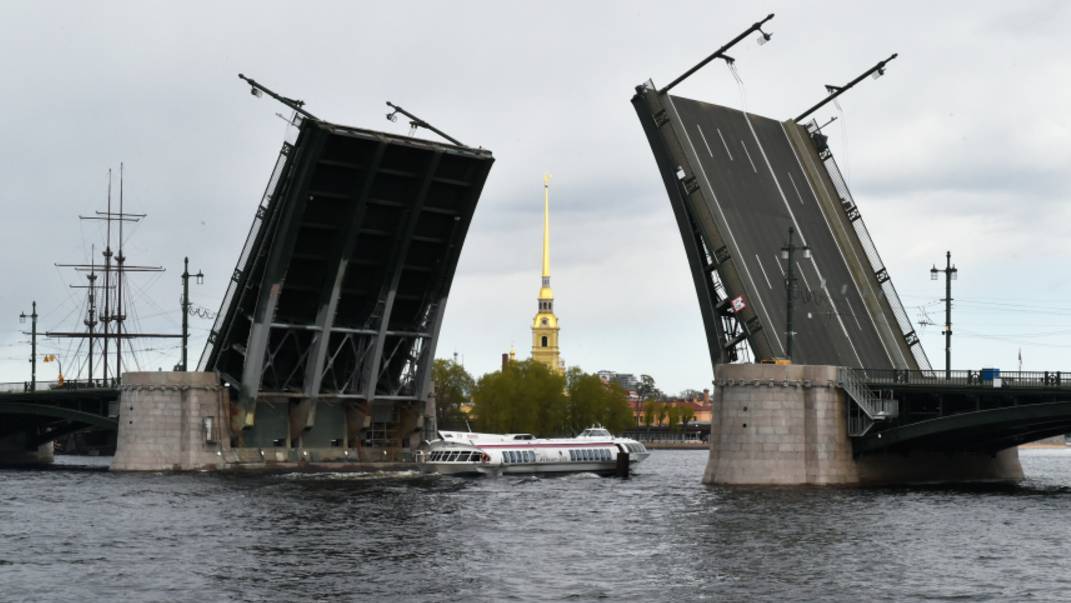 Ремонт Дворцового моста начался в Петербурге