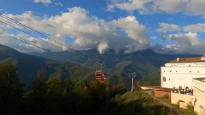 ПОЛЕТ НАД СКЛОНАМИ КРАСНОЙ ПОЛЯНЫ ПОД ПРИЯТНУЮ МУЗЫКУ 4К  2025