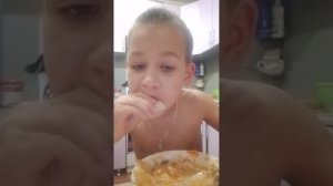 едим борщ с тостами и луком