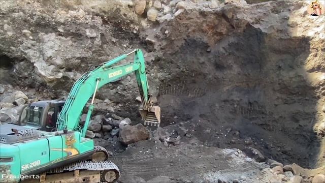 Строительство. экскаватор копает песок