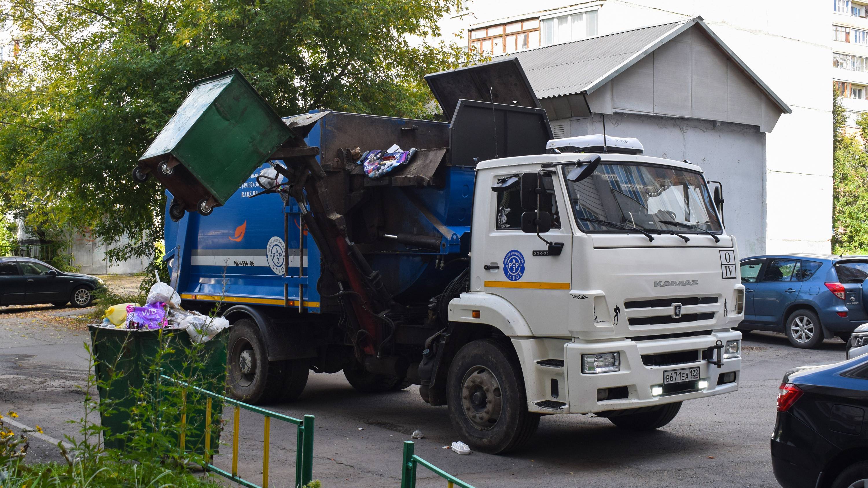 Мусоровоз МК-4554-06 на шасси КамАЗ-53605-A5 (В 671 ЕА 122). / KAMAZ garbage truck. смотреть онлайн