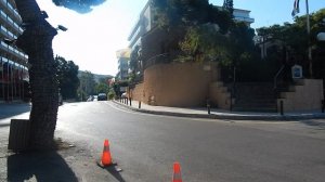 У  нашего отеля в Афинах утром.