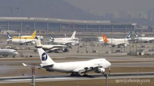 Грузовой Боинг 747 израильской компании Challenge Airlines IL приземляется в аэропорту Гонконга.