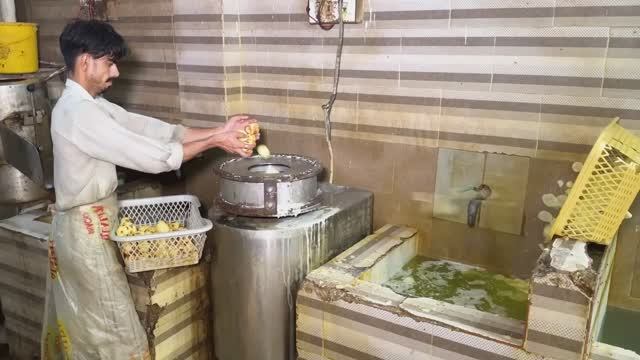 Фабрика по производству картофельных чипсов в Пакистане. Пакистанская уличная еда