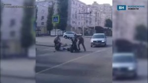 Электромопед налетел на воронежцев на пешеходном переходе