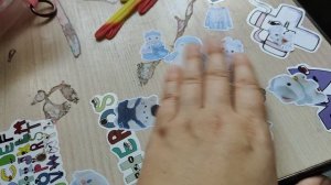 наклеили наклейки для детей на стол