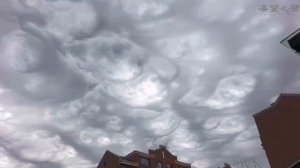 Устрашающие облака асператусы появились вчера в небе над городом Чаоян, Китай