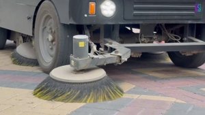 Подметально-уборочная машина чистит центральные улицы Керчи