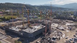 7 башенных кранов на одной стройке. Белокуриха. Сентябрь 2025