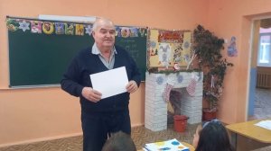 Азнакаево 7ая школа 2в класс вручение Ильвине диплома за дни активности клуба Рыцари неба