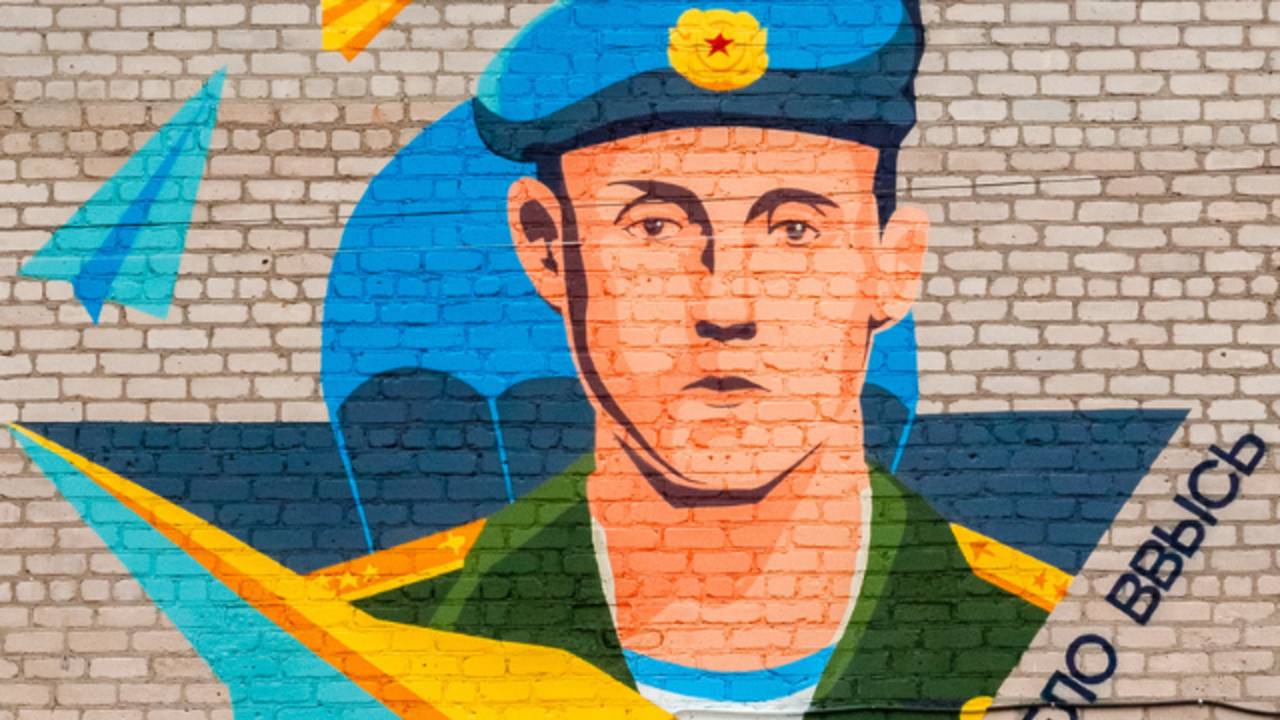 Время не лечит. Мурал в память о Герое России Викторе Романове в Сосьве смотреть онлайн