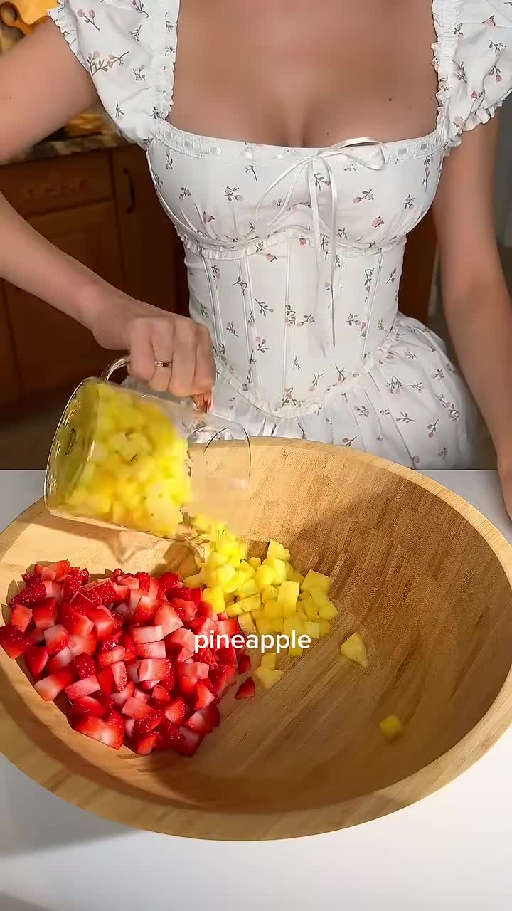 Hydrating Fruit Salad for Skin Glow & Energy (162 Calories | 2g Protein) смотреть онлайн