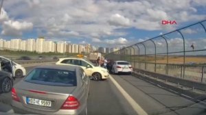 В Турции трагедия на дороге: женщина, пытавшаяся вызволить котенка из ограждения на трассе, погиб...