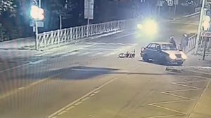 В Москве мотокурьер, управлявший питбайком, совершил столкновение с легковым автомобилем и скрылс...