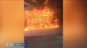 На Ставрополье под эстакадой сгорела грузовая фура