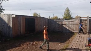 играю с другом в футбол с волейбольным мячом