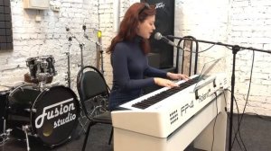 Полина Орбах (фортепиано, вокал), кавер-версия Lady Gaga “Million Reasons”.