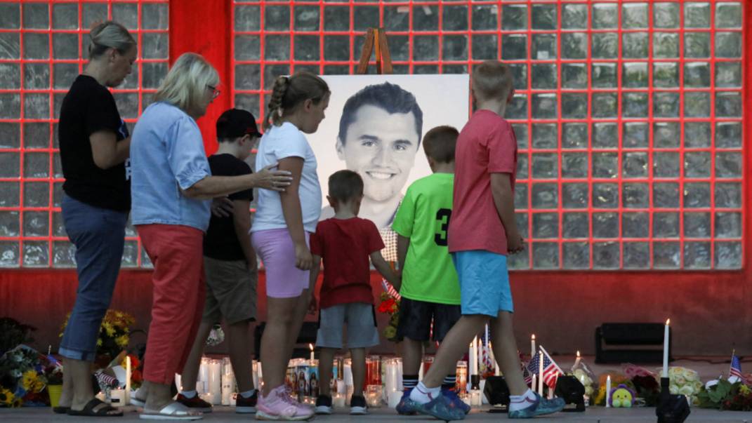 Подозреваемый в убийстве Чарли Кирка предстал перед судом