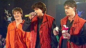 "БАРИ АЛИБАСОВ сконструировал вашу жизнь на сцене и в жизни. Вам не скучно быть такими послушными ма