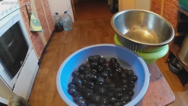 Готовлю соус из домашней сливы.