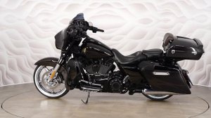 Harley-Davidson CVO Street Glide vin 5HD1PXNE9FB955221
