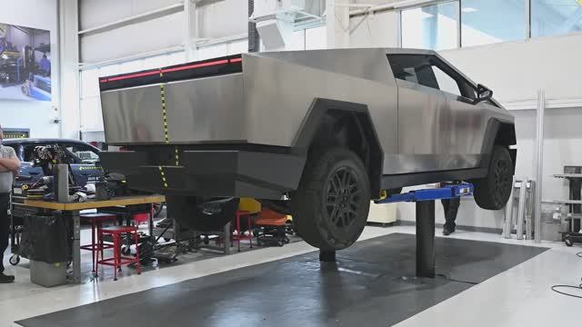 Tesla Cybertruck - Crash Test