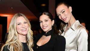 Платье Prada и ослепительная улыбка: Даша Жукова без мужа появилась на вечеринке в Нью-Йорке