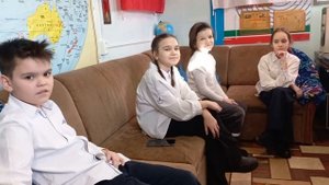 RC4P=ученики примеряют диван на радиостанции