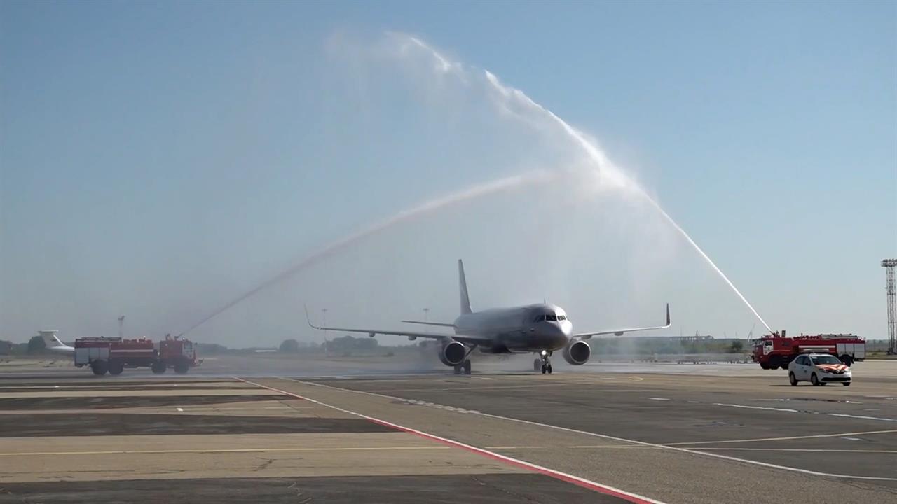 Первый прилетевший в аэропорт Краснодара самолет встретили водяной аркой: видео